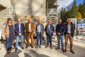 De gauche à droite : Alice Iogna , dirigeante de Sotarbat Promotion ; Franck Lombard, Président Directeur Général de la Société d’Aménagement de Savoie ; Jean-Yves Pachod, Maire de Courchevel ; Luigi Iogna, Président de Sotarbat Promotion ; Michel Giboire, Président du Groupe Giboire ; François Giboire, Directeur Général du Groupe Giboire et Pascal de Thiersant Président du Directoire de la Société des 3 Vallées ont symboliquement signé un parchemin qu’ils ont déposé derrière une pierre du mur de la résidence Bârma.